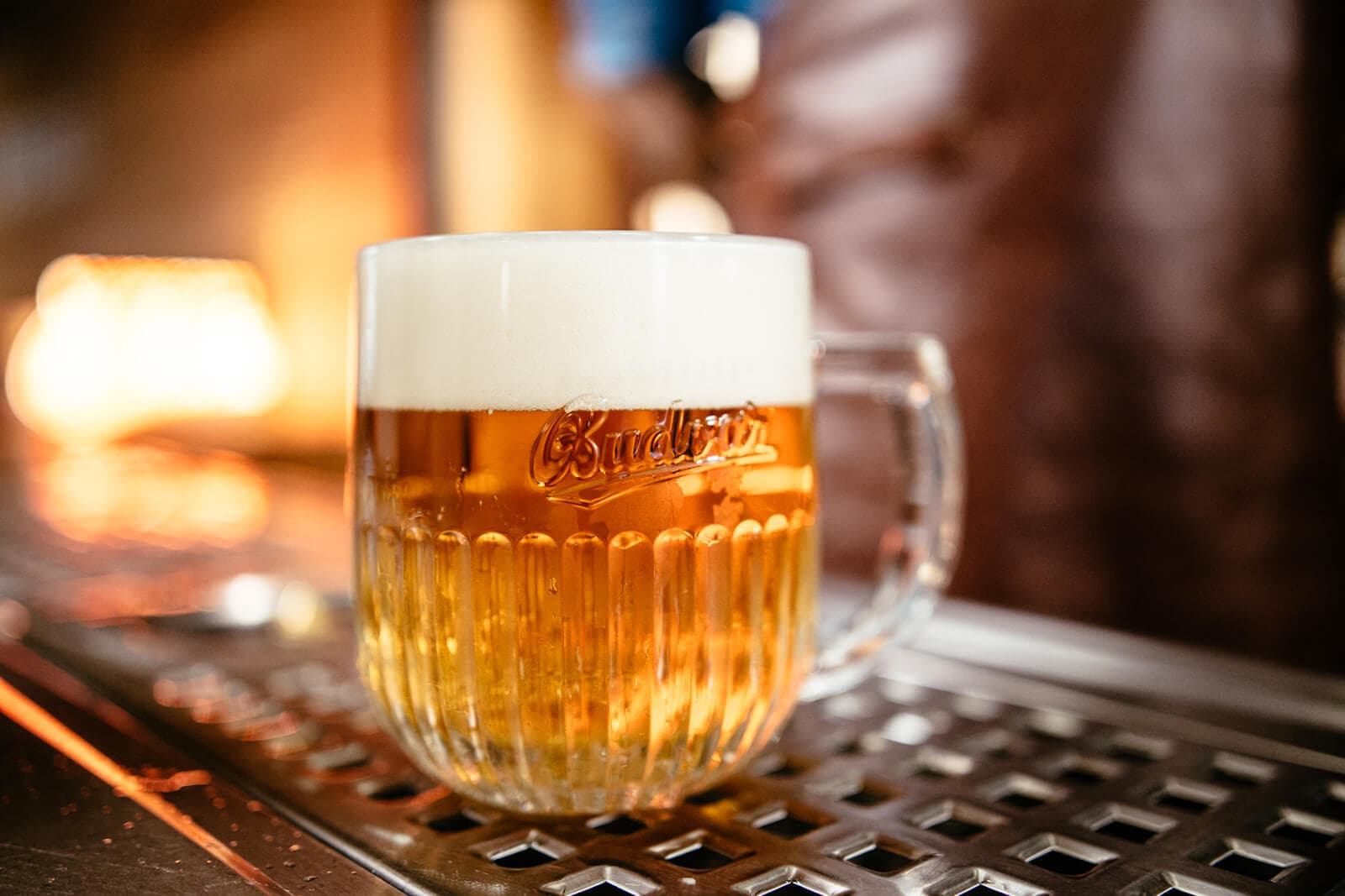 Glas frisch gezapftes Bier im Krug auf der Theke.