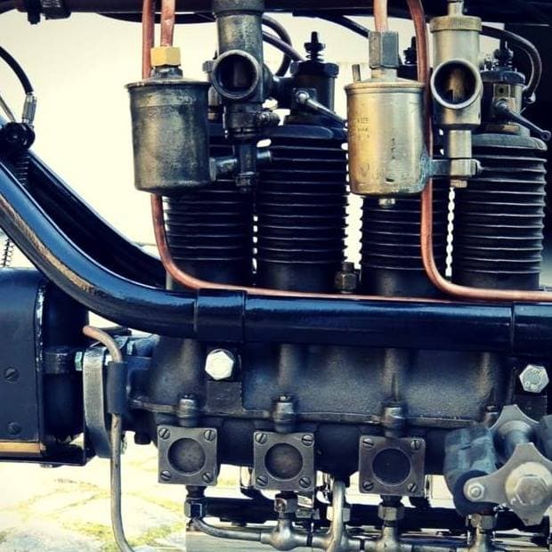 Nahaufnahme eines historischen Motorradmotors.