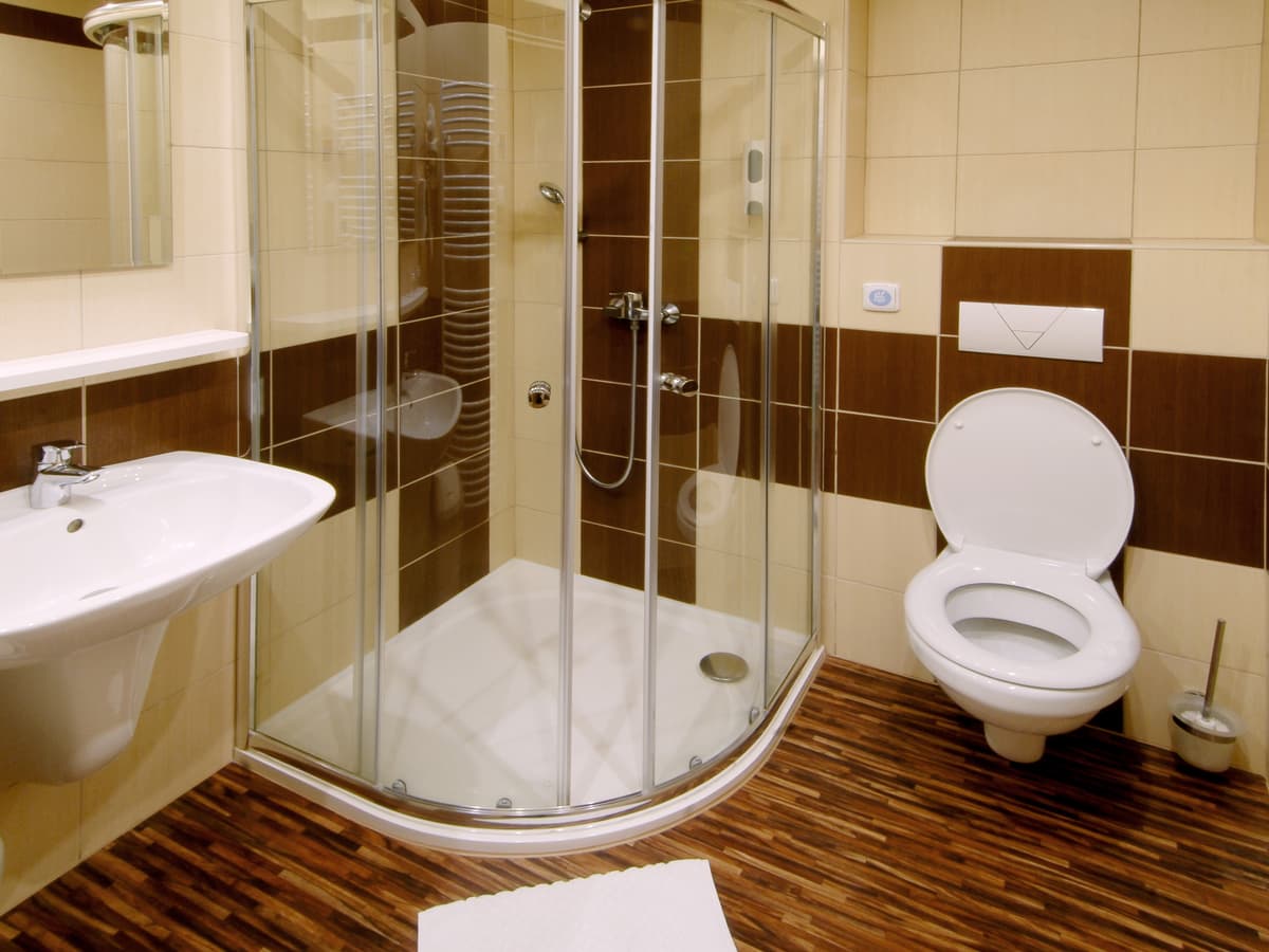 Modernes Badezimmer mit Dusche und WC