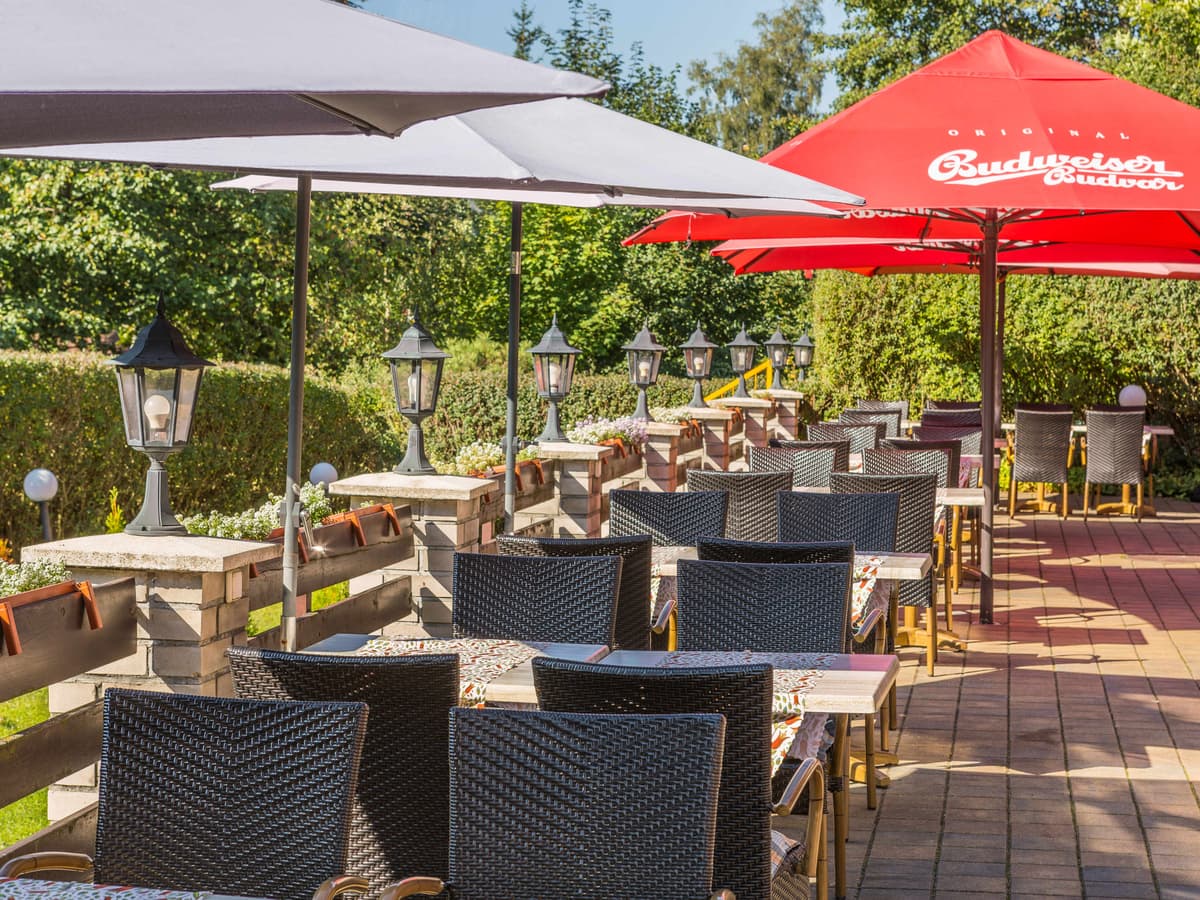 Gartenterrasse mit roten Budweiser-Sonnenschirmen