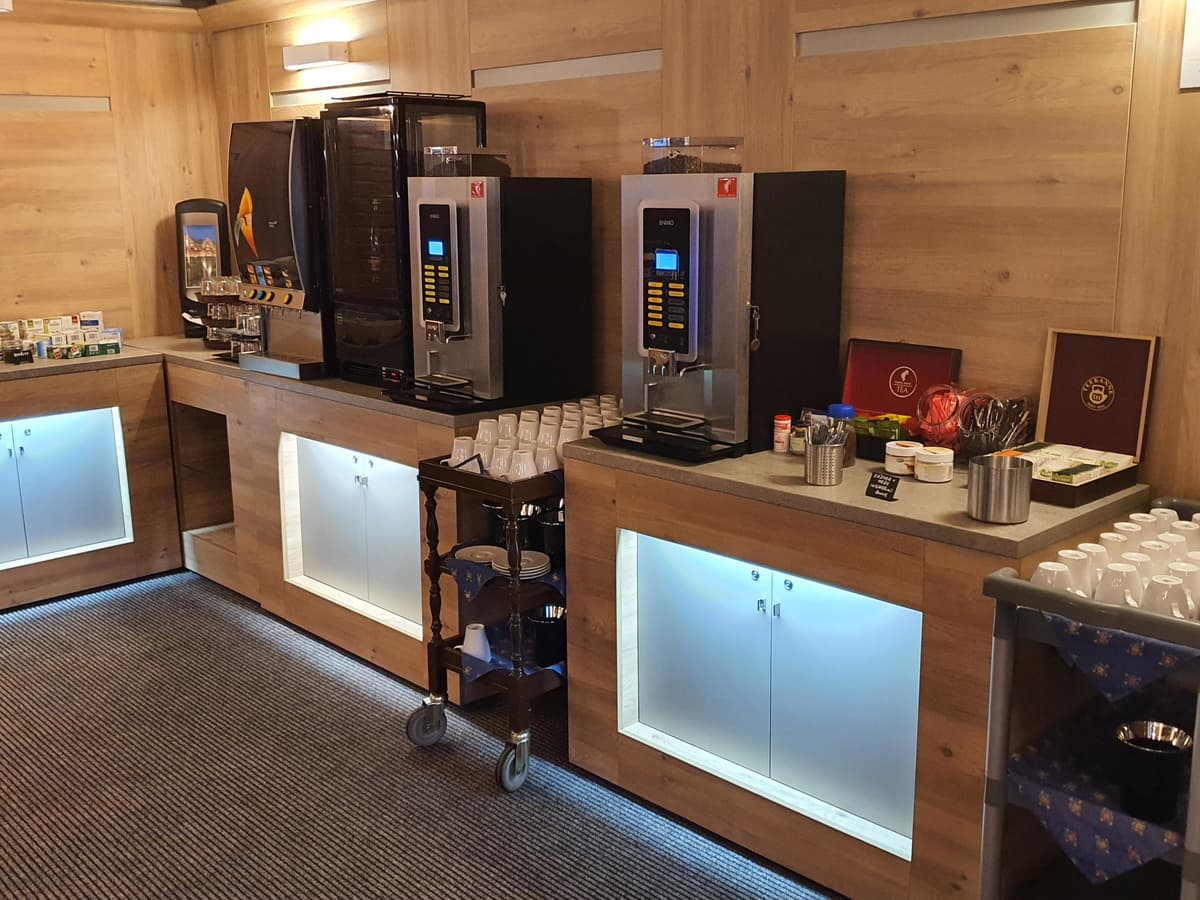Selbstbedienungs-Kaffeebereich mit zwei Kaffeemaschinen
