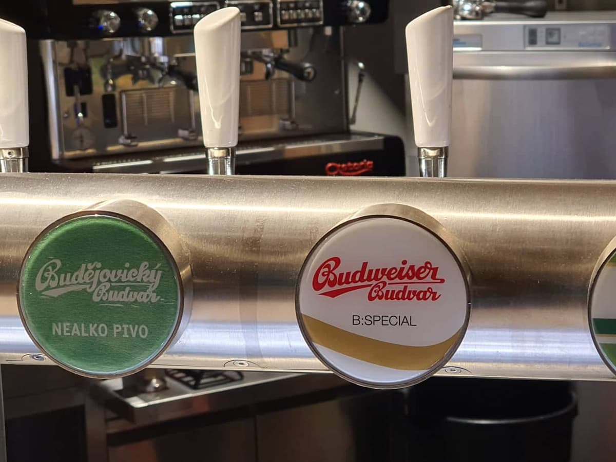 Detail der Bar mit zwei Zapfhähnen für Budweiser Budvar Bier.
