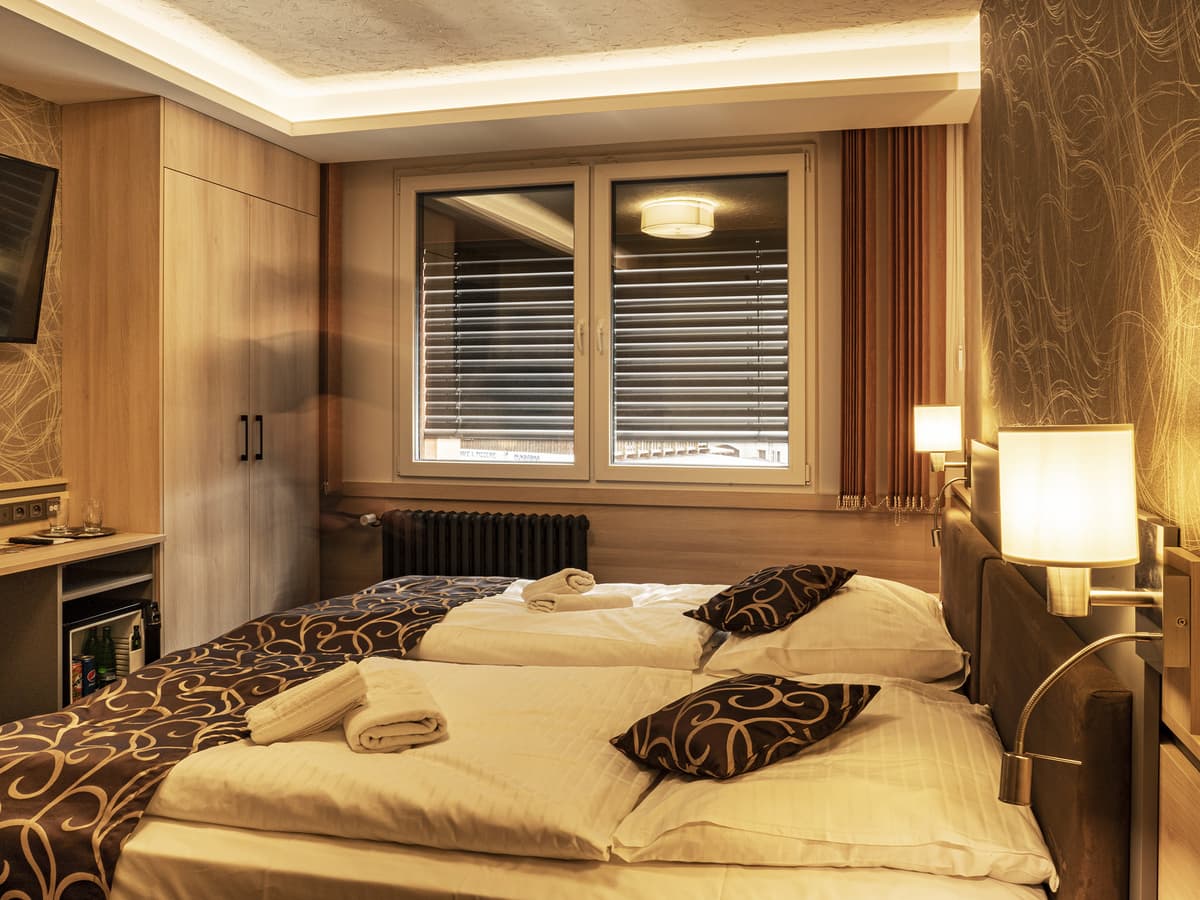 Family room with three beds and night lamps