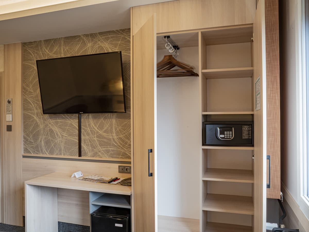 Built-in wardrobe with TV and safe