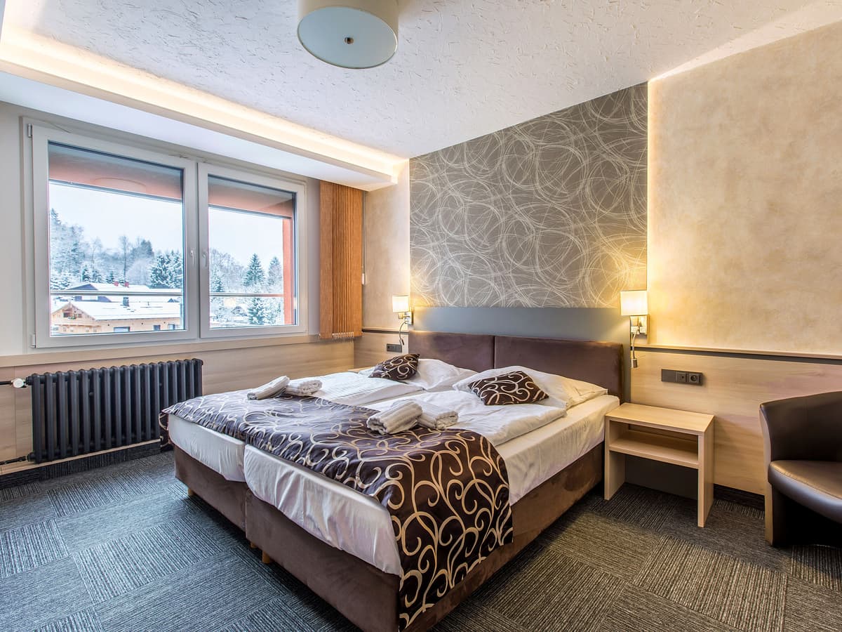 Double room with decorative bedding and a desk